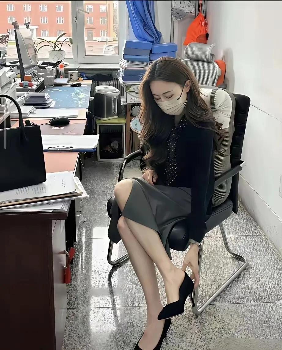 这是我老板已经四十岁了保养的好一点都看不出来每到饭点都会喊我去她办公