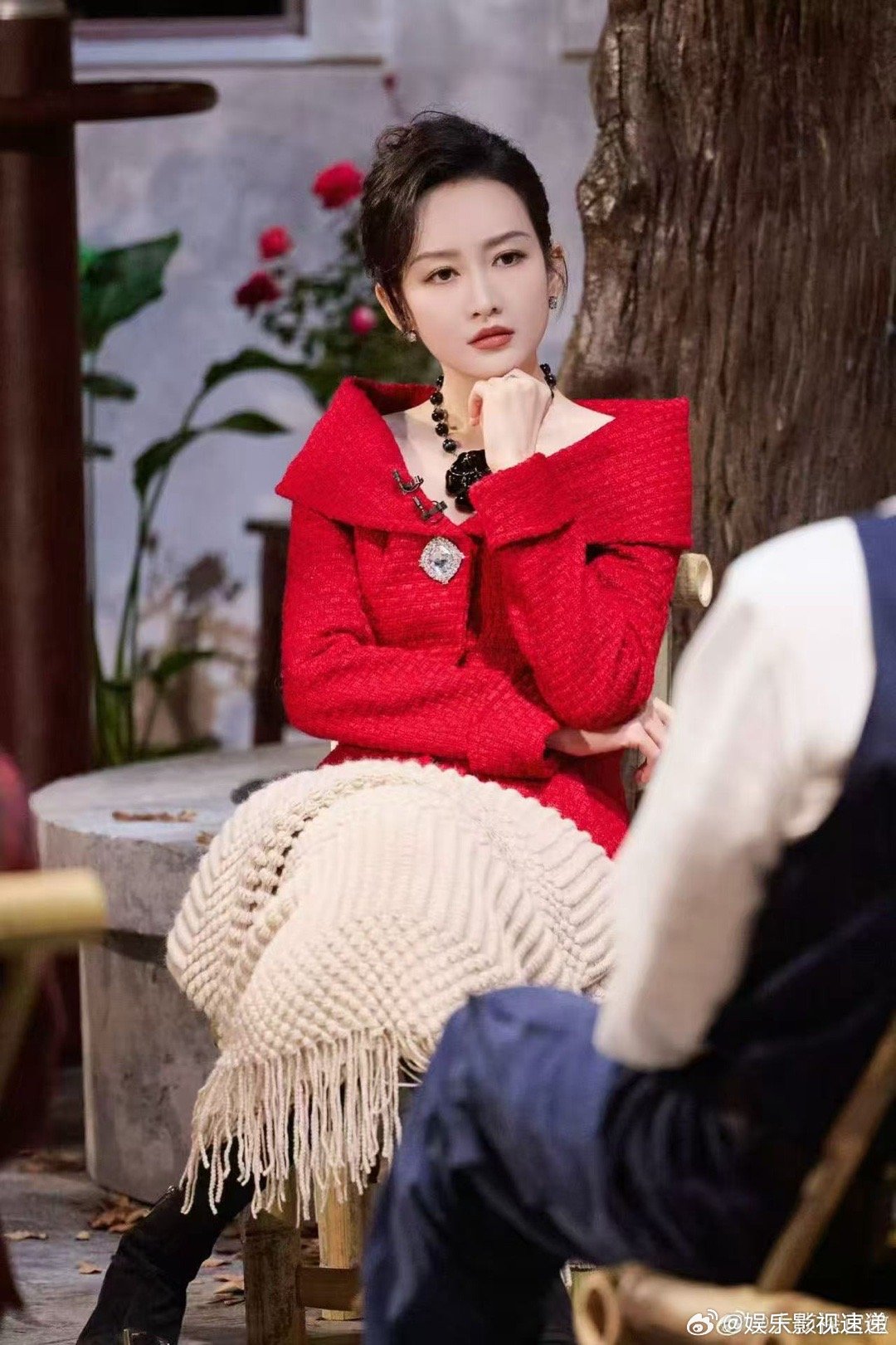 王鸥你管这叫普普通通大侦探鸥妈咪低调上线自称普通，结果一站出来全场服了。温柔优