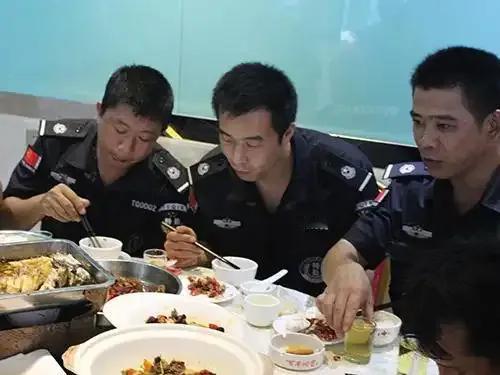 又到“五一”，想起来一个事，有一个保安公司老板当初很讲义气，每年春节前都把所有保