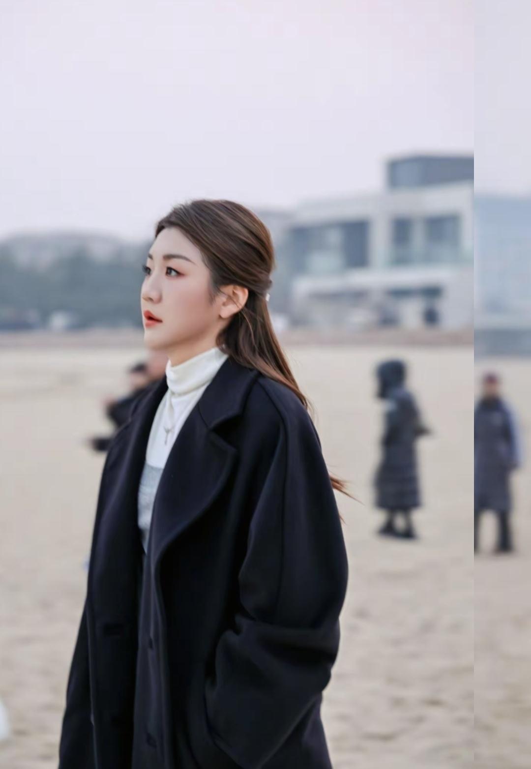 12月19日，陈梦现身秦皇岛，一改往日穿着运动服的形象，换了一身很淑女的造型。