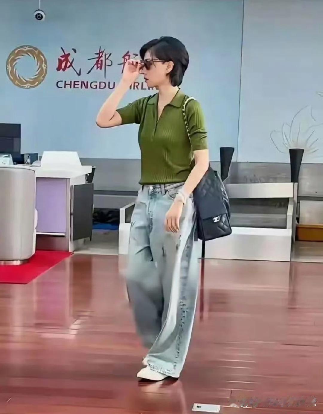 我在机场碰到万茜啦！她真人白到发光，侧脸线条绝了。明星和普通人的差距，真不是一点