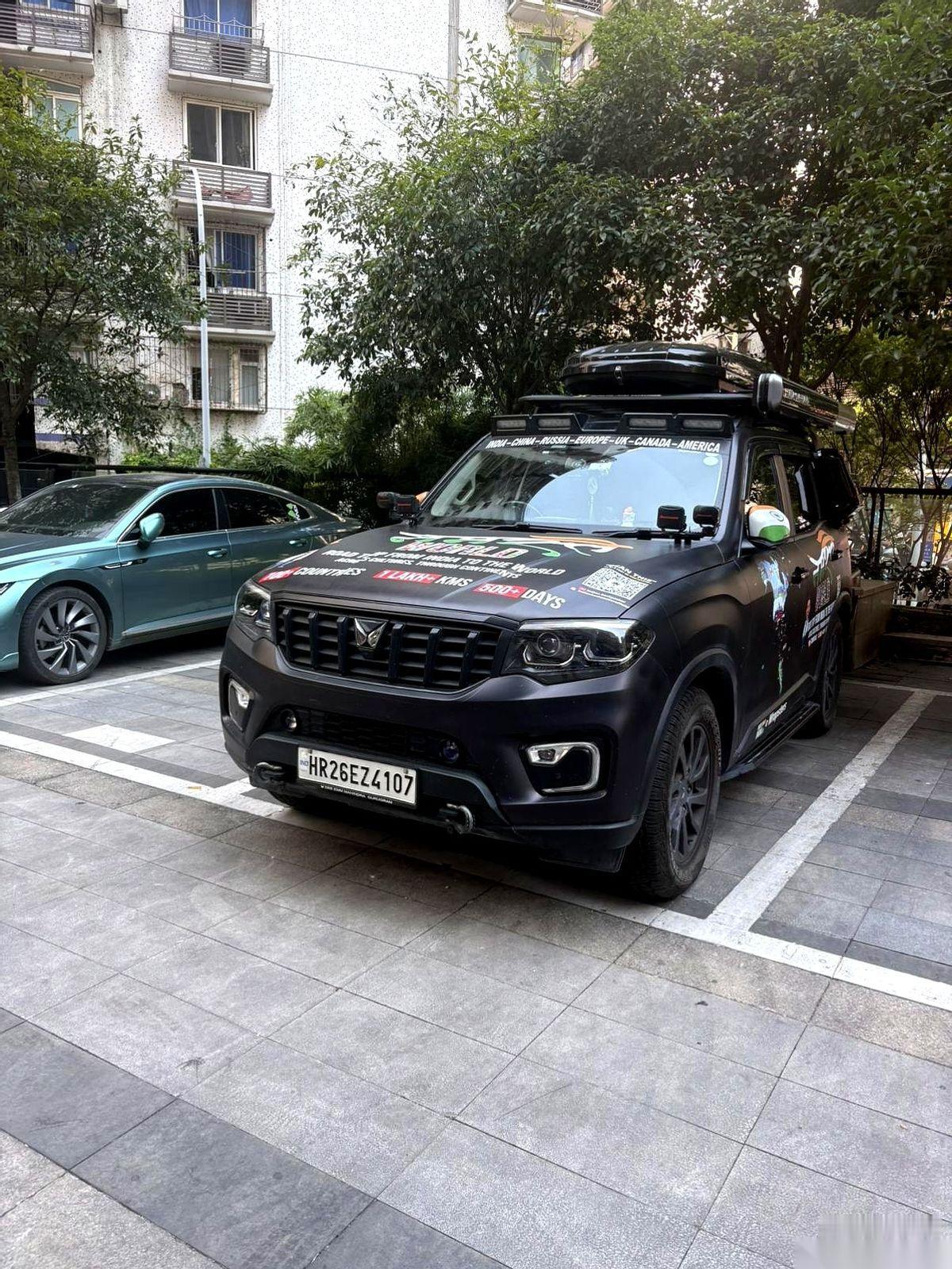 街头活久见。一辆挂着外国牌照的马恒达SUV，生生从我眼前压过。摇下车窗，是一