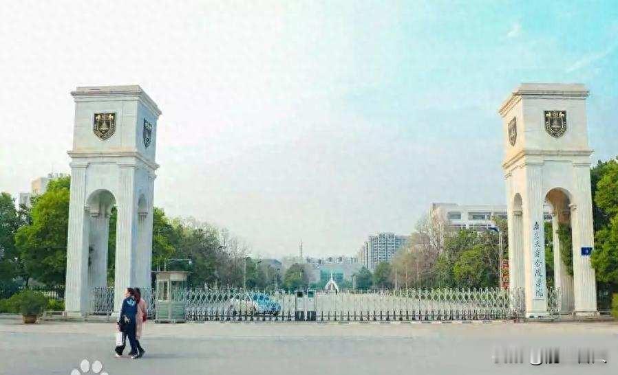 南京高校停办潮，生源少了钱难赚，老校牌成回忆江苏这几年来有不少民办高校关门停