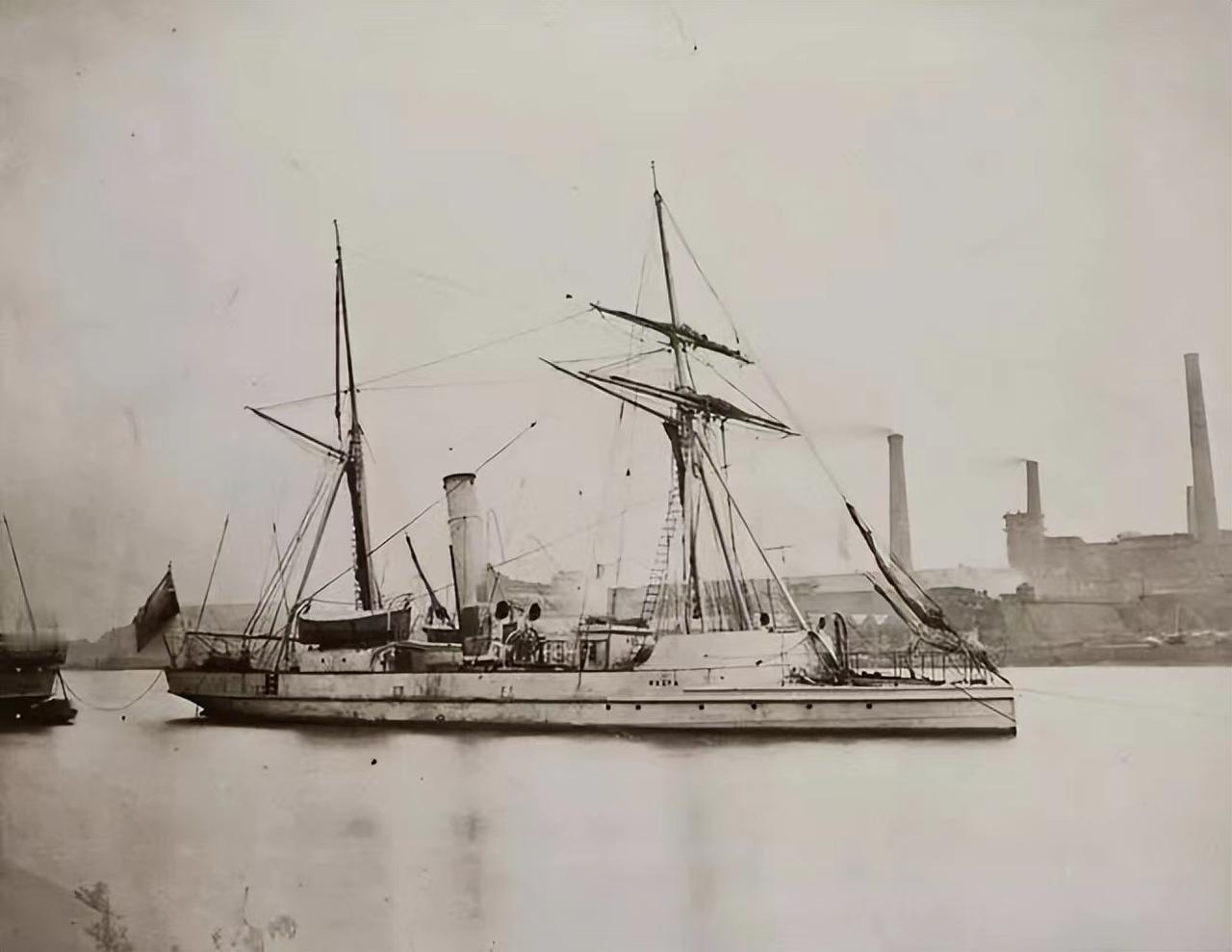 1875年，李鸿章通过海关总税务司赫德，向英国阿姆斯特朗公司订购了首批四艘伦道尔