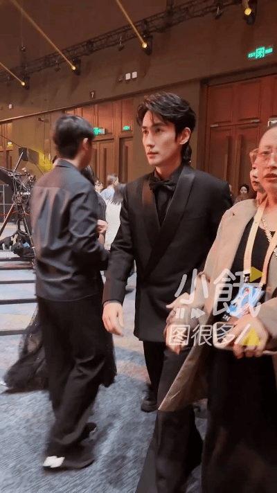 有演技有颜值的朱一龙。还有多少惊喜是我们不知道的啊，前面有帮影后宋佳摘名牌，瞬间