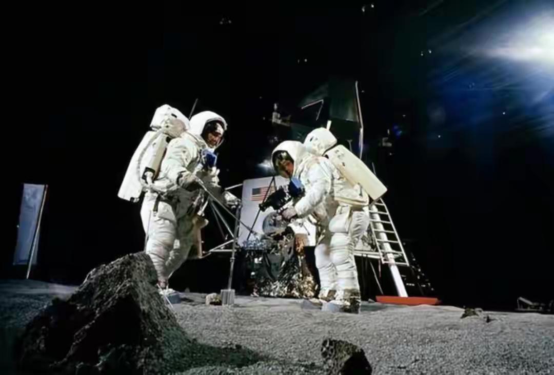 我还记得美国说过2025年要重返月球，记得当时挺热闹，仿佛美国马上就要复刻上世纪