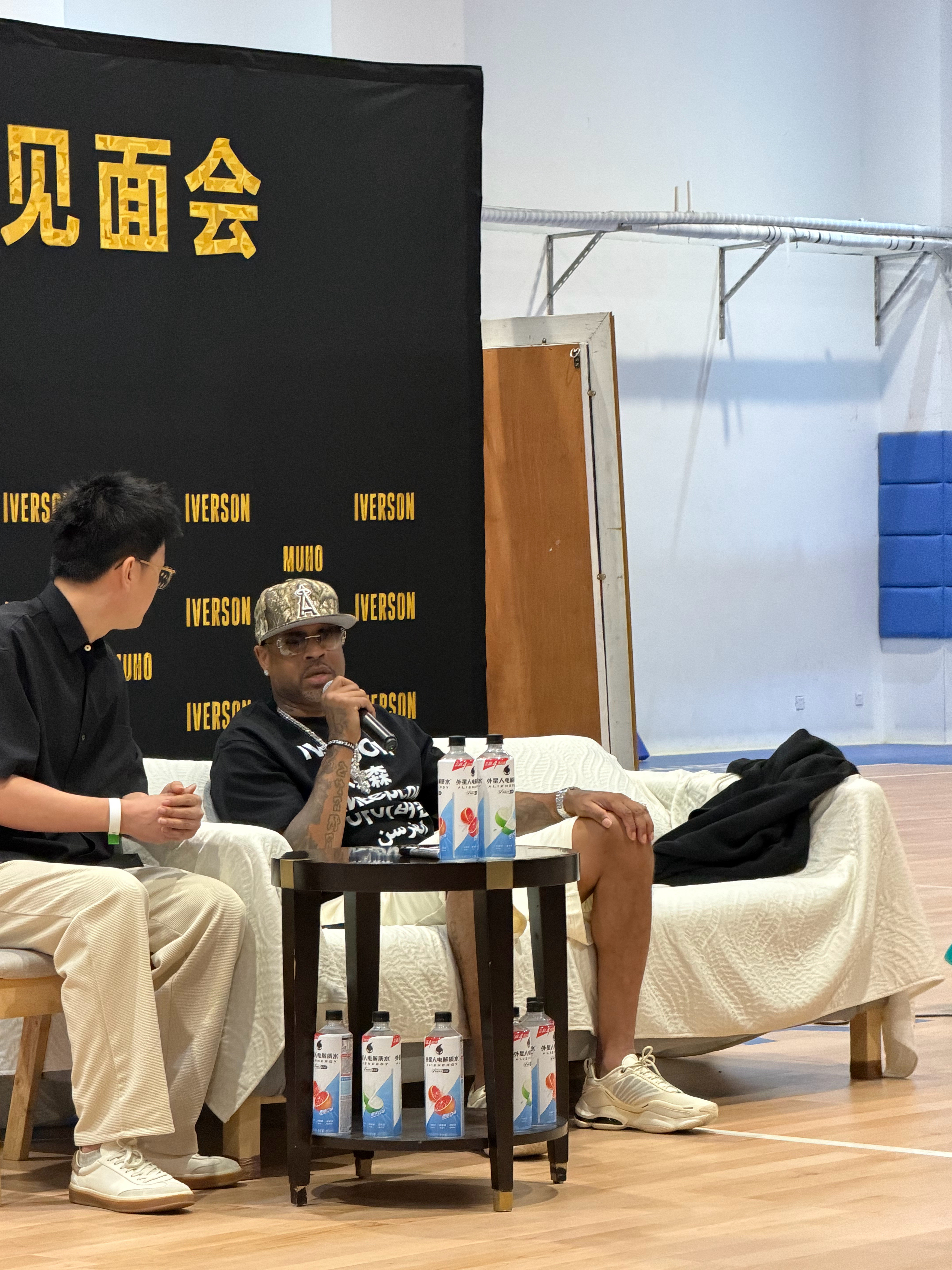 当年1米83的艾弗森以状元身份进入NBA，在那个长人如林的联盟里，所有人都觉得他