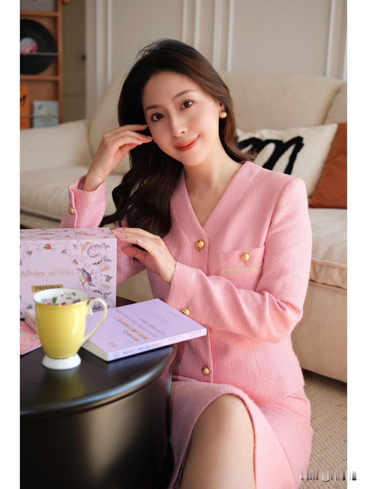 做自己才是精致女人的底色☕️阳光洒进沙发的时刻泡一杯茶~捧着温润的马克杯翻