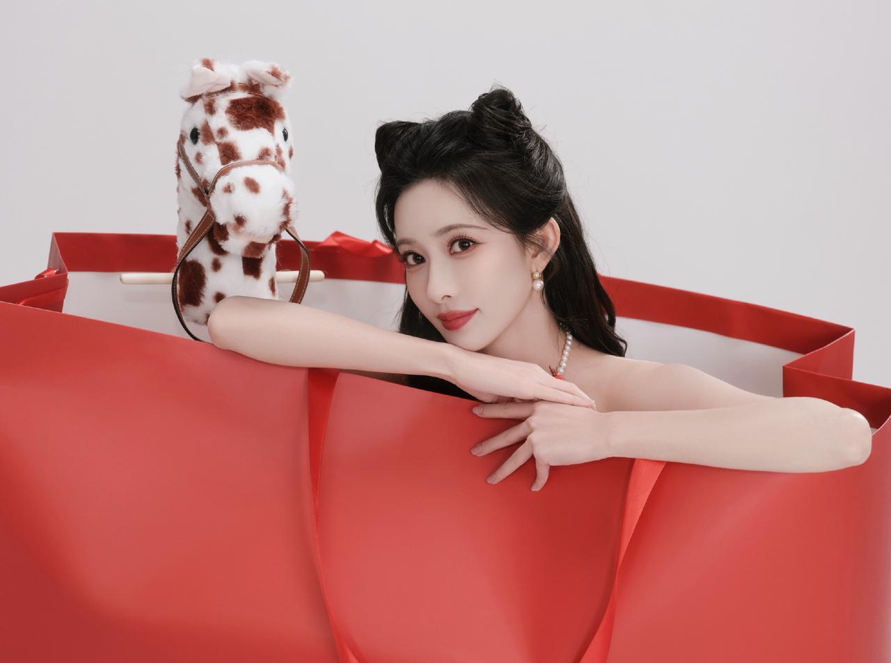 孟子义除夕红裙封神！猫耳造型甜到犯规，先发美图再发红包太宠粉2026年除夕