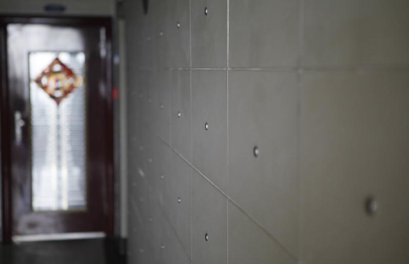 骨灰里捞出四颗钢钉，这事想想就后背发凉——逝者明明没做过手术，殡仪馆却硬说“流程