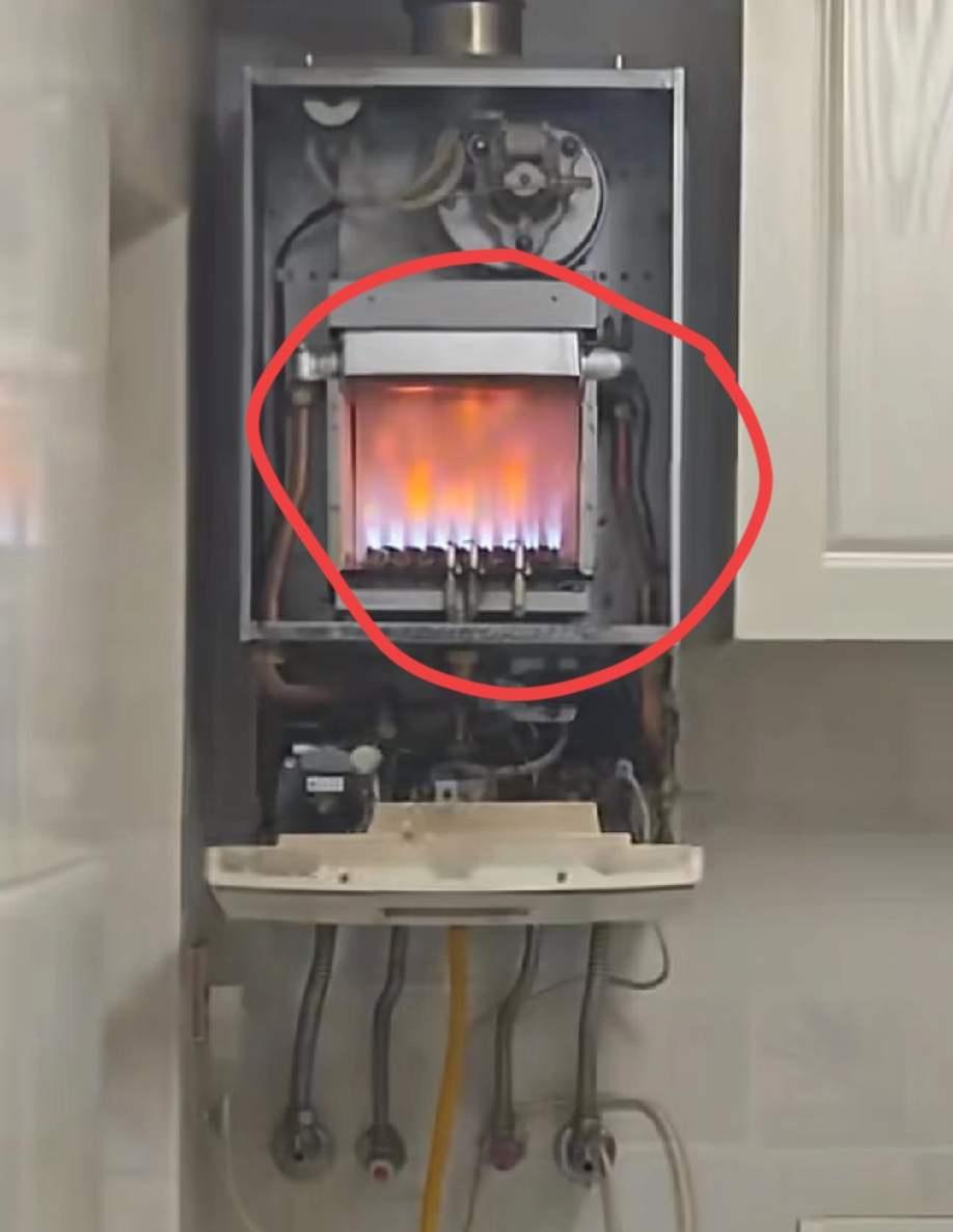 你家的燃气热水器安全吗？近日，有网友分享了维修热水器的惊人经历，打开后里面明火熊