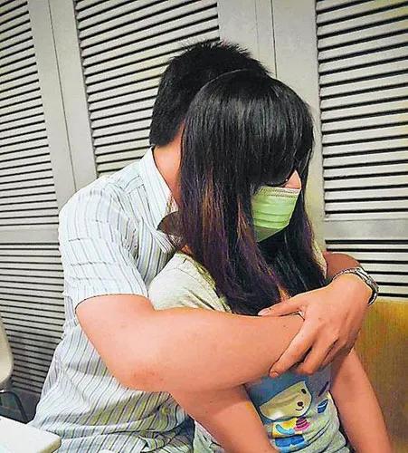 别人老婆摸不得！云南大理，男子双耳失聪在外摆摊，晚上22时许突然搂抱隔壁女摊主，