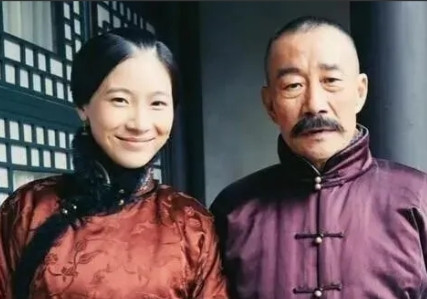 1915年，张作霖的三姨太为了泄愤，把侍女抽得遍体鳞伤。张作霖暴怒，一脚踹开房门