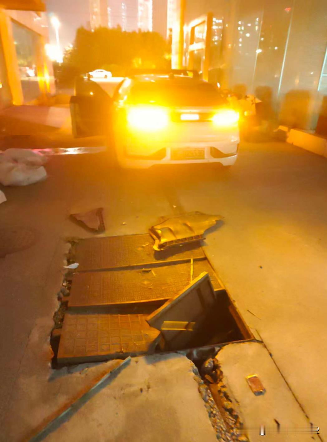 如果电车是SUV的话，有可能会躲过路面压翻的井盖。太倒霉了，冒白烟了