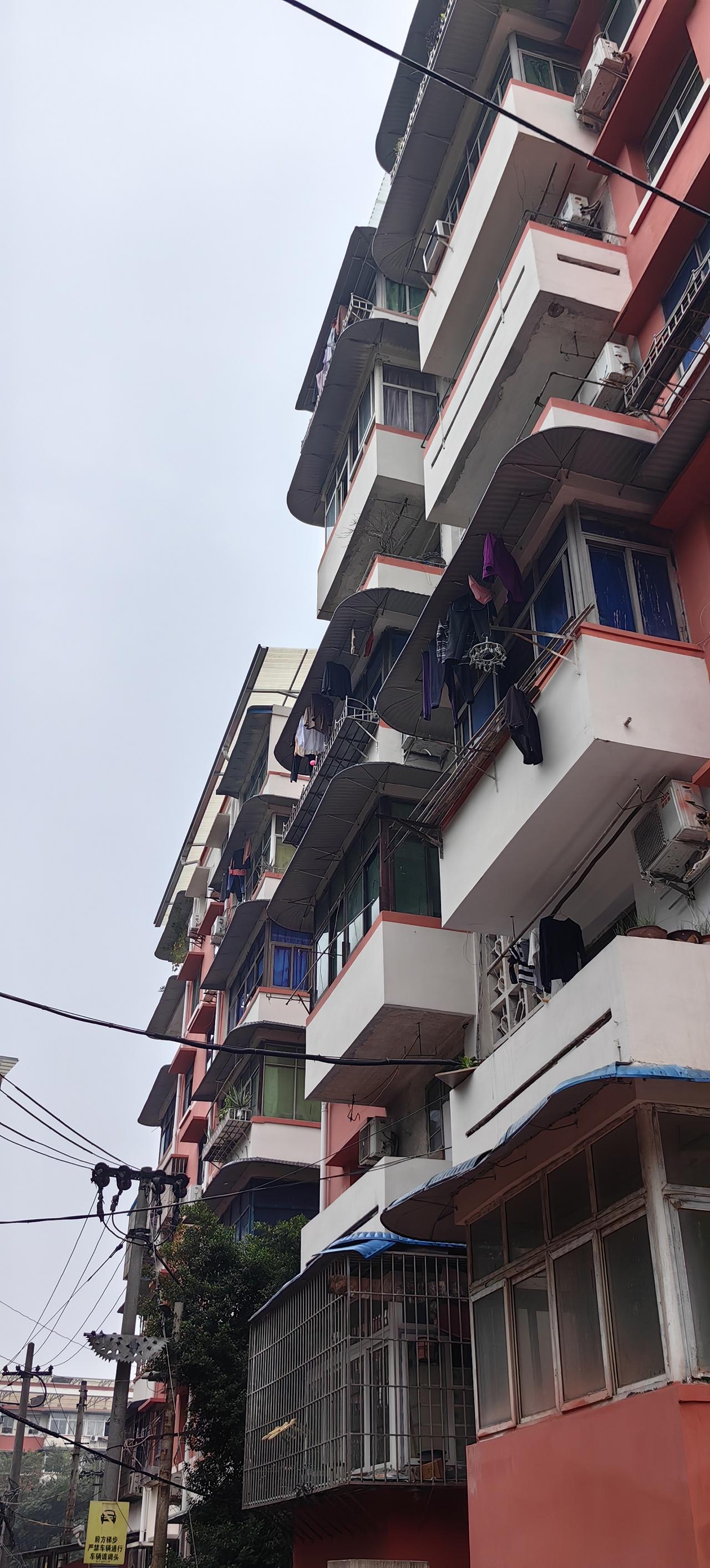 突然发现，我渡区（重庆大渡口）跃进村有个“很🉑爱”的地方，大概就是33