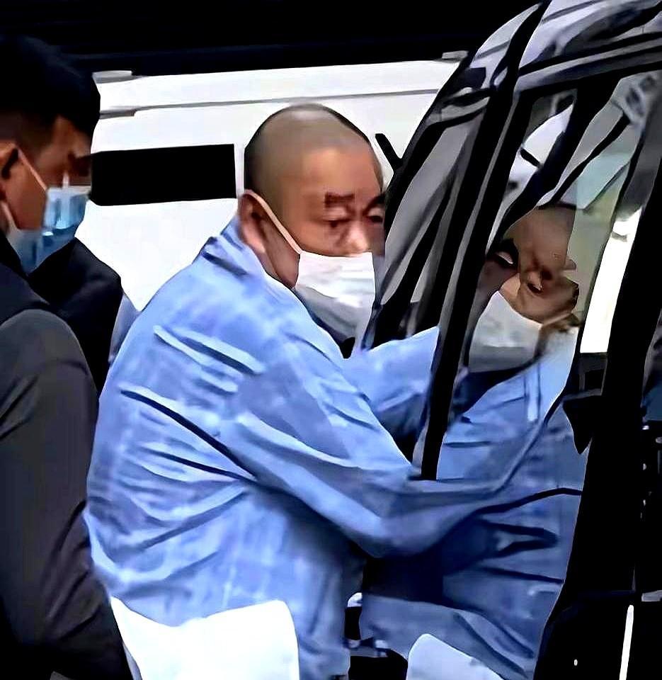 75岁刘銮雄出门，需要两个壮汉一左一右架着走。而同一天，他身家700亿的妻子甘