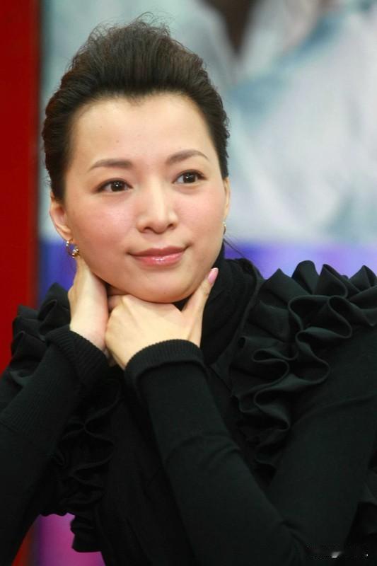 董卿说：“人生路上你得喝的下三碗水！第一碗，别人泼你的冷水；第二碗，辛苦奋斗的汗