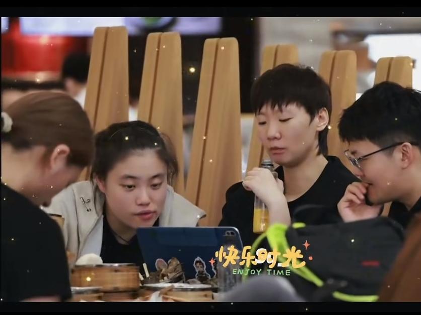 曼昱太开心了，她双手拉着徐奕的手绕了几圈，终于有机会和奕妹妹一起出场比赛了。