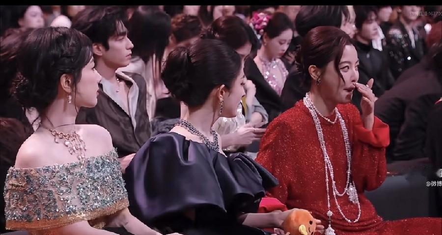 杨幂抢辛芷蕾C位？这简直是2023微博之夜最好笑的“剧本”，没有之一。人家俩