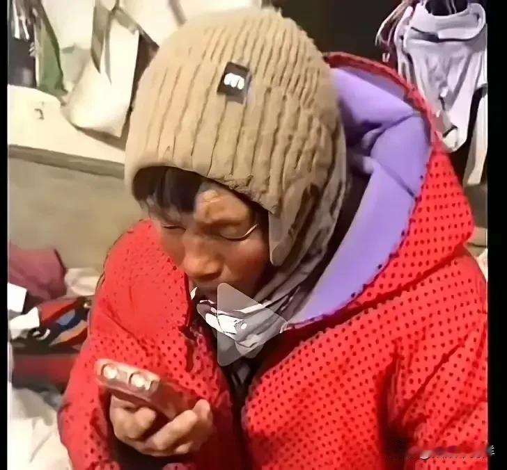 河南周口一位大姐，在郑州扫大街扫了38年，今年58岁了才第一次回老家。村里人都以