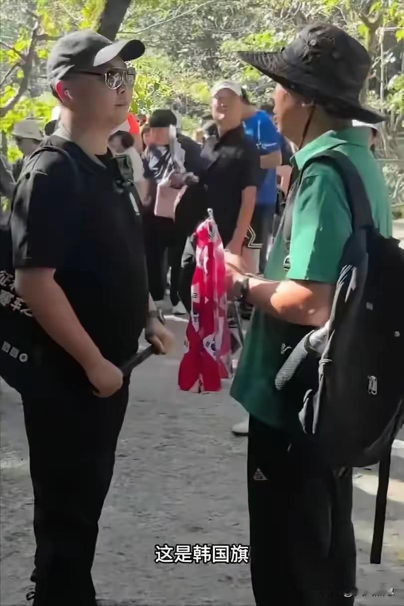 张家界景区发生的这一事件，着实引发了不小的争议。5月12日，在武陵源门口，一名