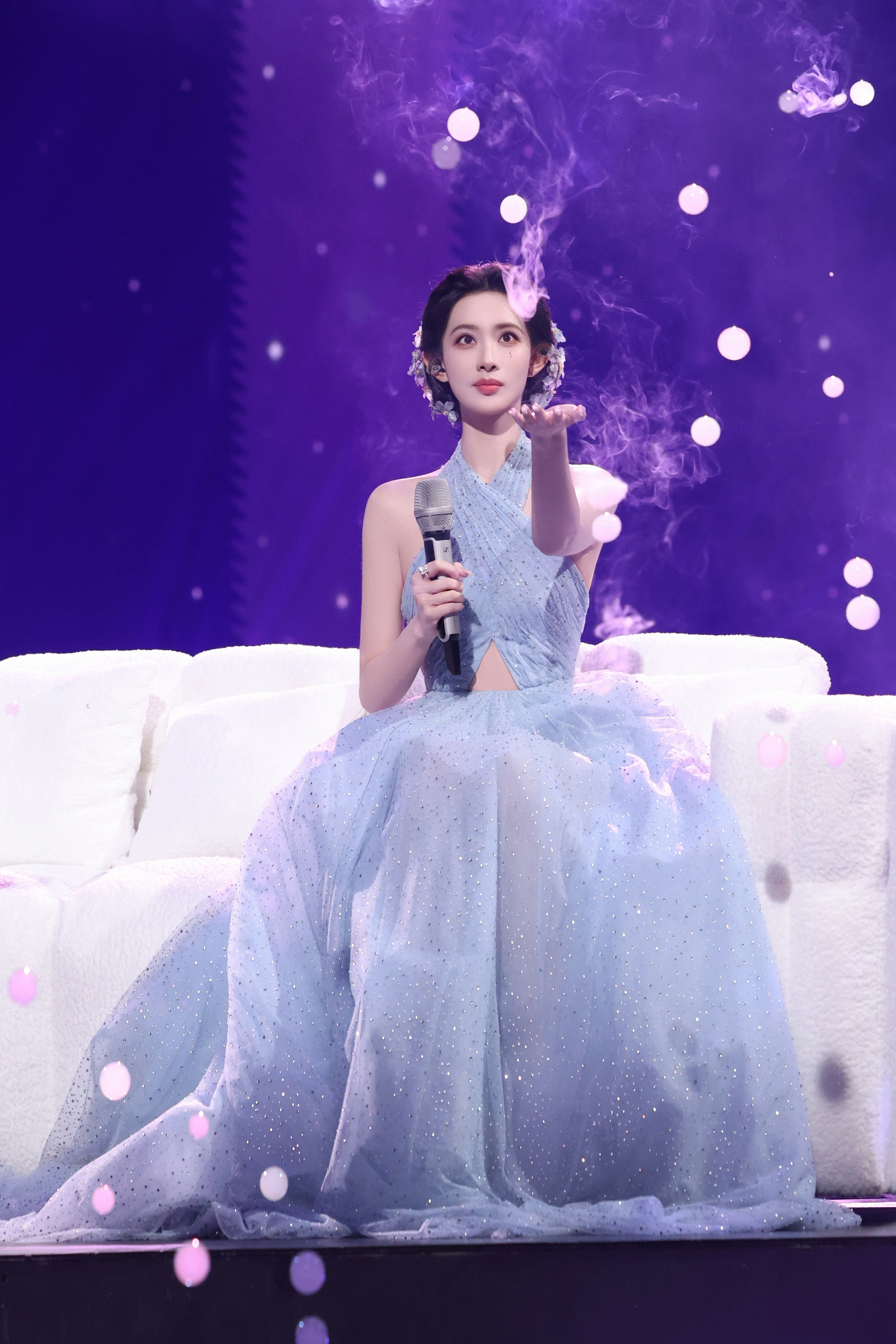 王鹤棣孟子义腿上吻孟子义在复制粘贴的时代，你是手写的诗