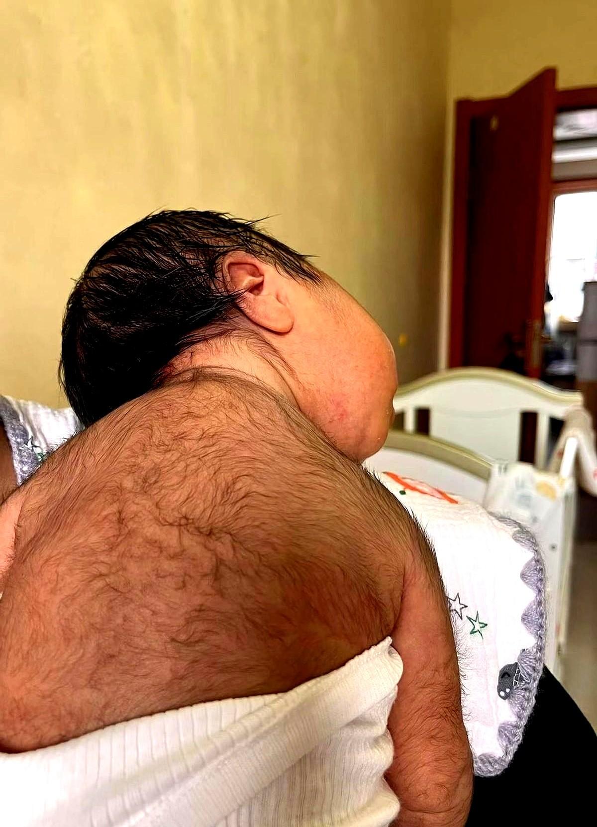 生孩子前我天天盼生个儿子，结果护士把娃抱过来那刻，我和老公直接瞳孔地震——这哪像