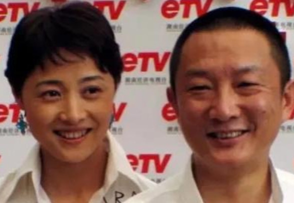 2007年，27岁的小宋佳与50岁的张黎产生了爱慕之情，张黎为了跟小宋佳在一起，