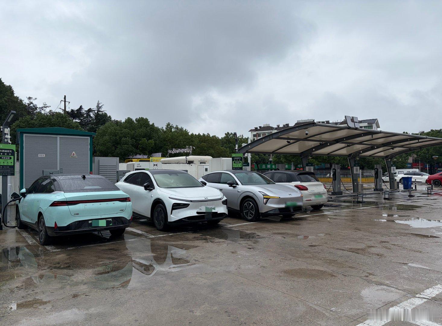 下雨天，为什么小鹏这里的桩停满了，还有一个其他品牌车，而隔壁的理想有雨棚，但是一辆车也没有，我猜是因