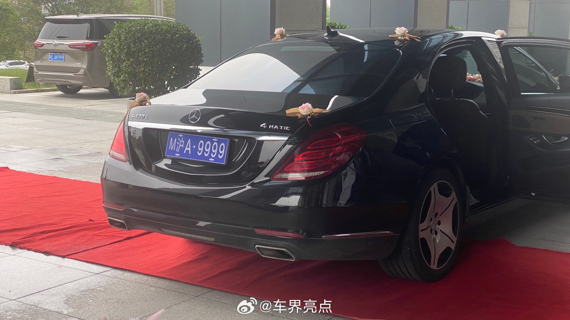 在酒店碰到拍爽文短剧的道具车是奔驰玛莎和红旗场景是结婚在酒店门口是不是有“我不同