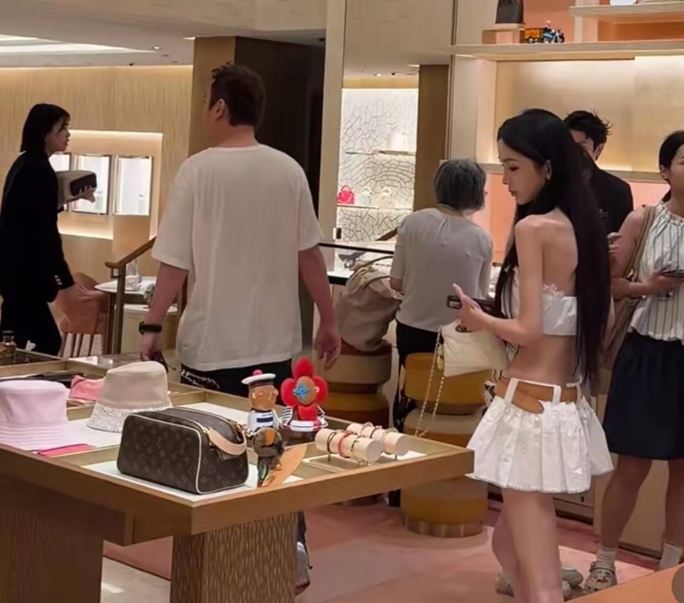 王思聪逛街被偶遇，身边跟着个白衣长发女生，仔细一看不是懒懒，上次大英博物馆身边女