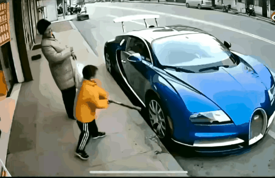 “熊孩子狂砸豪车，家长笑看不阻”这画风，简直是“倾家荡产式”的任性，要知道那