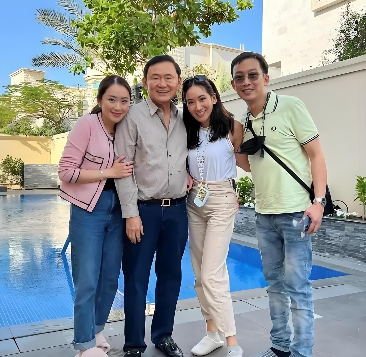 他信出国，带的是大女儿萍通坦，而非小女儿佩通坦，很多网友觉得他信偏心，不带佩通坦