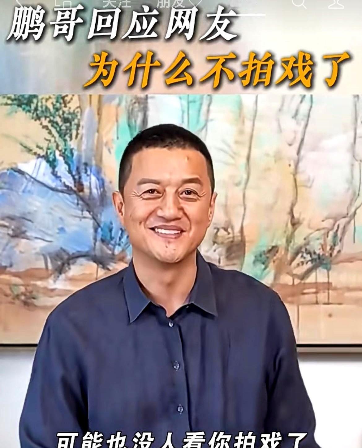 胡宇不再穿道袍了。他现在蹲在成都老巷口，手里捏着一把紫砂壶，给路人泡茶。没人
