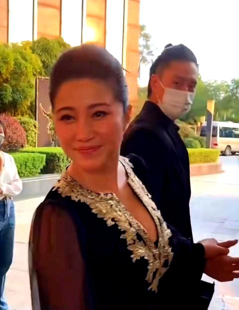 53岁影后和男友逛街，被路人喊“阿姨，你儿子真帅”。男人二话不说，把她的手牵得更