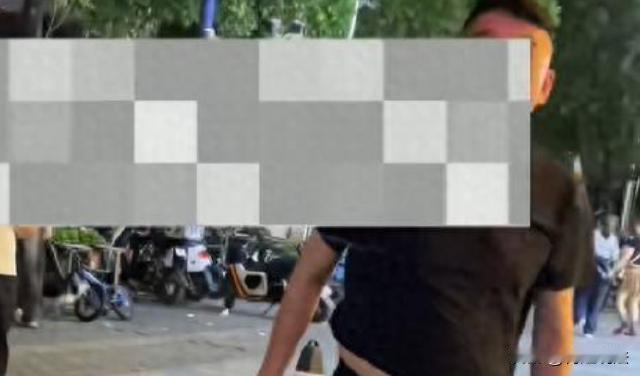 广东，25岁的丁女士深夜独自走夜路，一名醉汉直勾勾打量她。她瞪回去，对方恼羞成怒