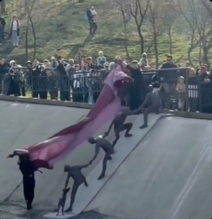 阿拉木图街头有座雕塑，纪念一次救狗行动。最妙的是，它只塑了四个人，空出一个位置—