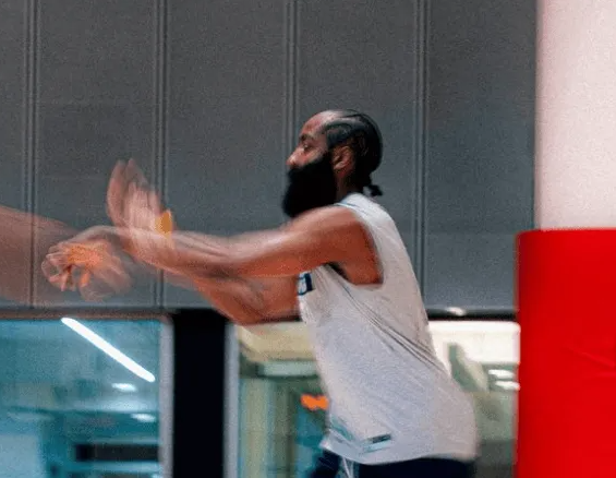 快船官方分享了一个詹姆斯-哈登的纪录。哈登NBA历史得分榜（第10位）和助攻榜