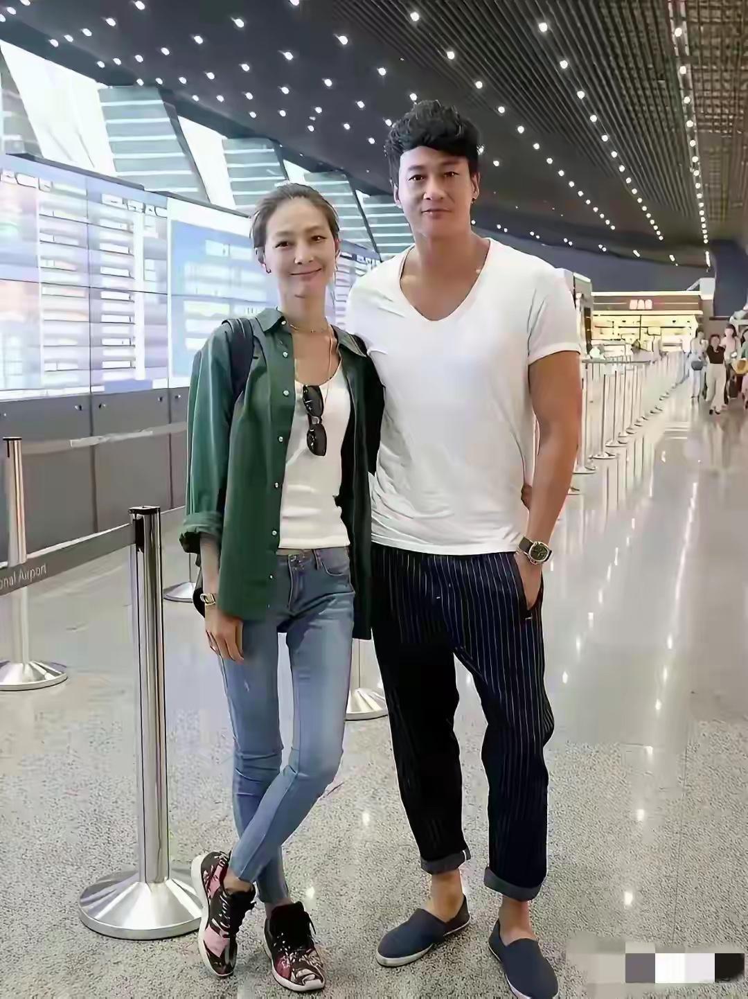 照片中的两个人分别是演员何润东和他的妻子林姗希。原来他们是夫妻啊？！从背景来