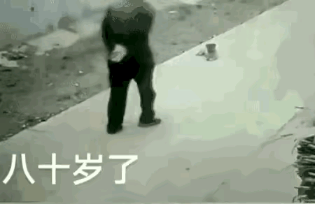 一只小奶狗趴在路边，这时候一位八十岁的老人路过它，不知道怎么想的，伸出左腿就想去