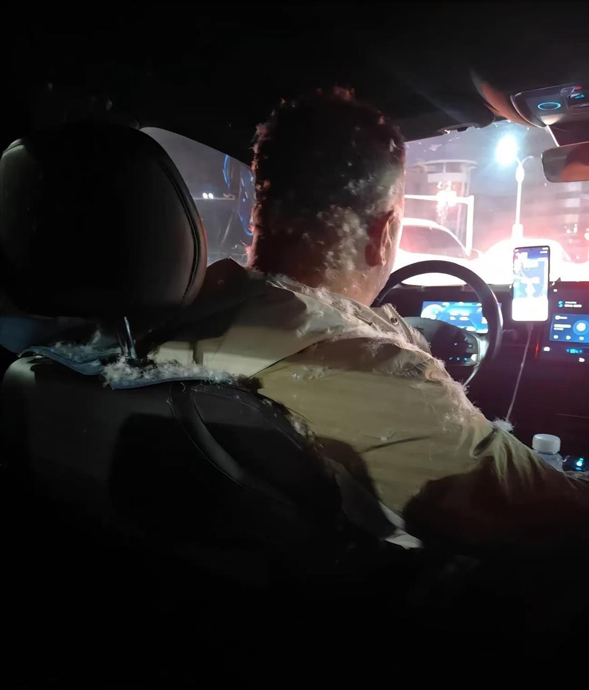 说炸就炸！羽绒满车飞舞2025年12月29日河北承德，王先生赶早班网约车，一落