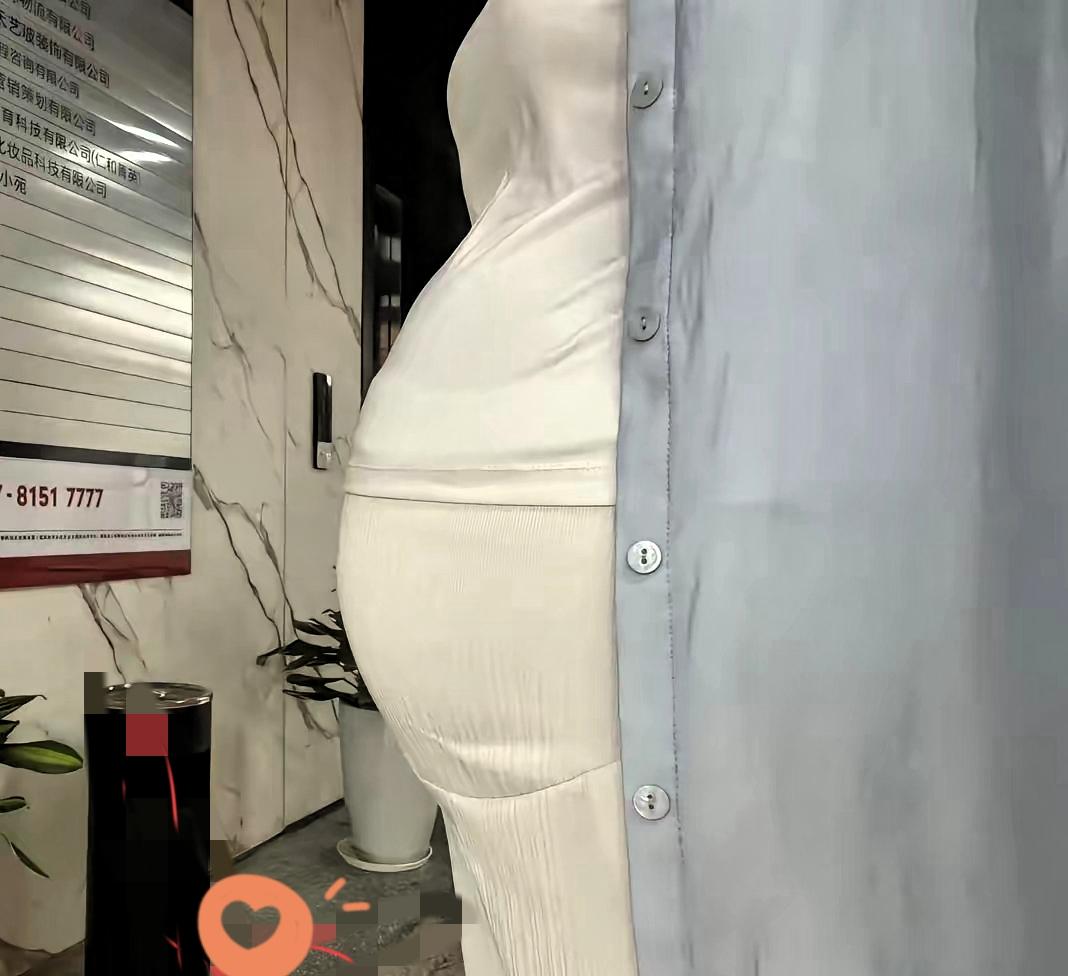 我朋友游泳溺水走了，他老婆当时怀孕6个月。葬礼办完，她就把孩子打了。公婆哭着求