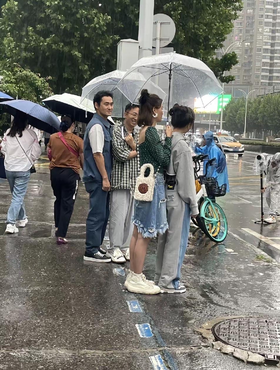 做节目不专心，走神看美女的袁弘会不会被张歆艺罚跪摧衣板？果然，不管老婆多漂亮，看