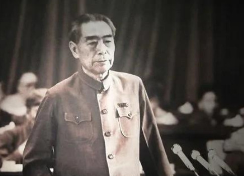 1958年，北京中南海，周恩来“啪”地一声将手中的文件摔在地上，沉着脸怒斥道：“