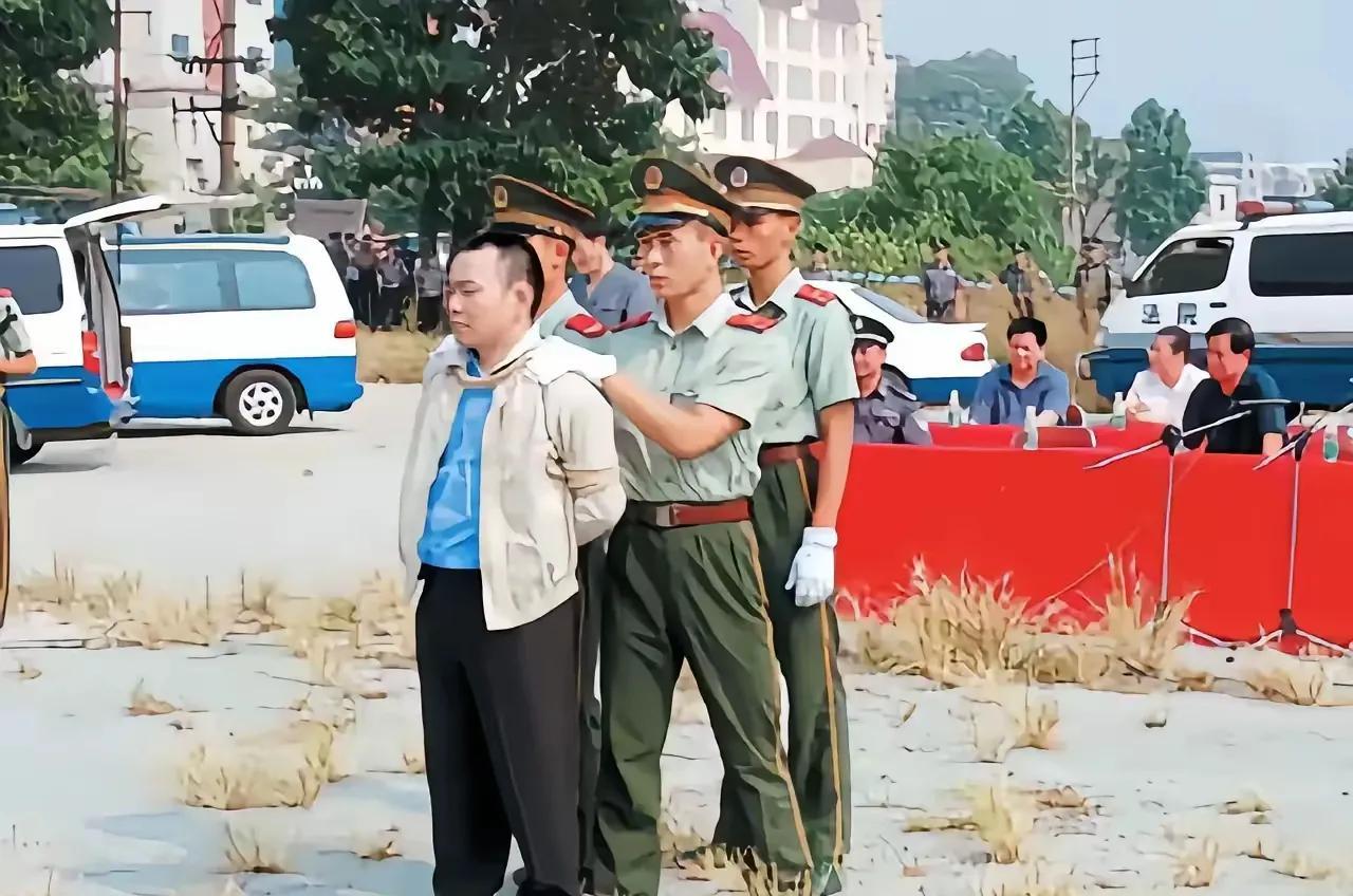 这是2004年在广州市公审现场，犯罪分子赵生文正在接受审判，他的双手被反绑，有两