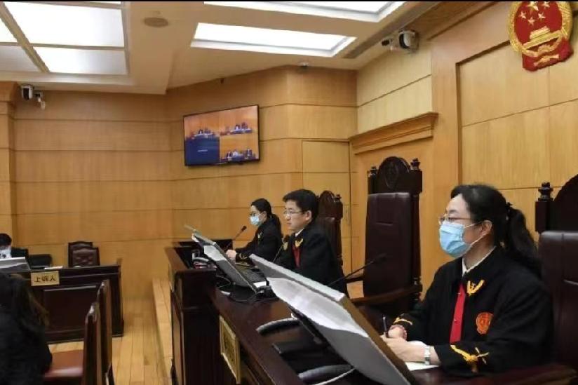 12月17日，《纽约时报》报道:“中国深圳昨天对多起走私锑锭案公开宣判，标志着中