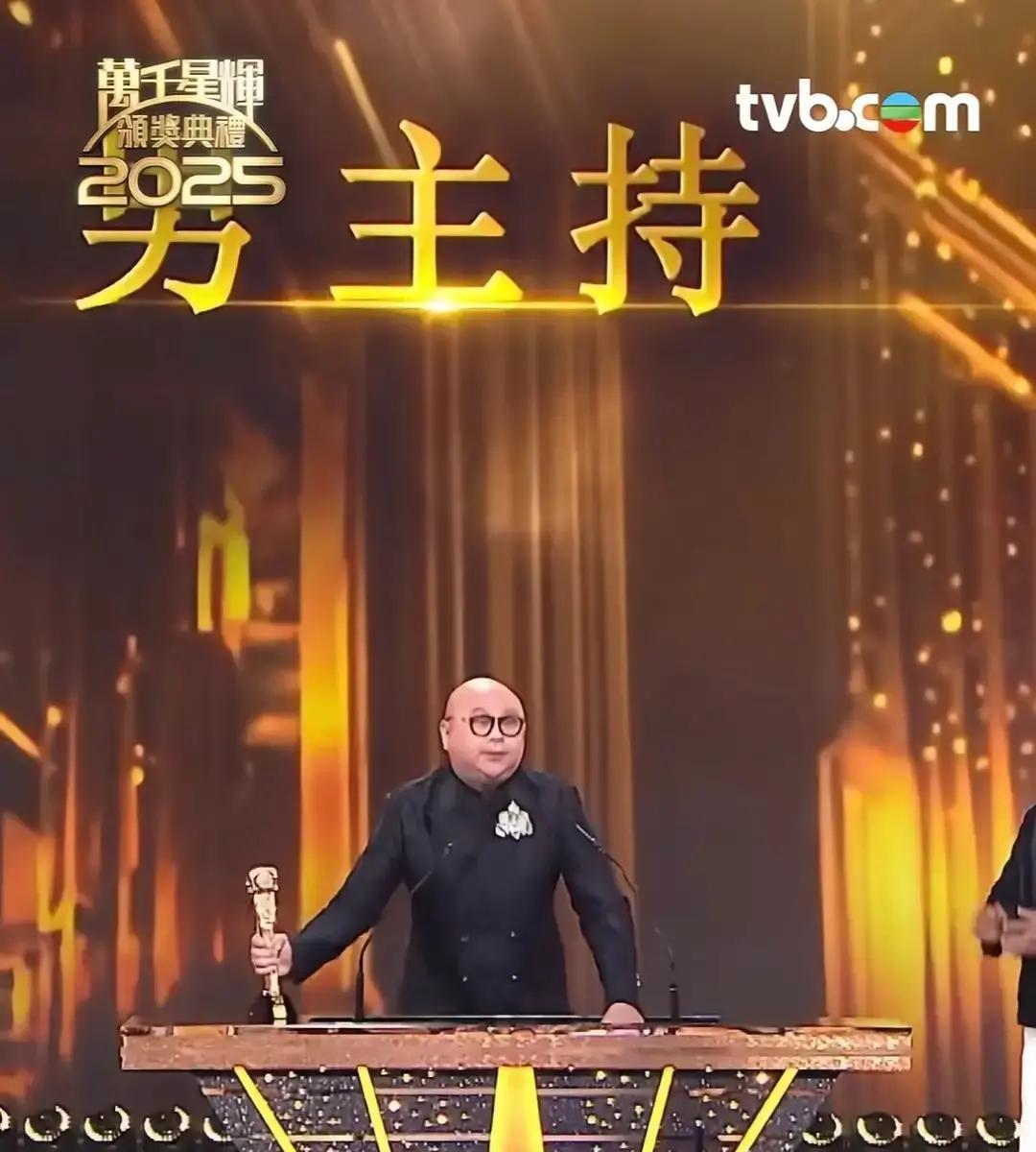 奖杯当场碎成渣林盛斌刚把最佳男主持抱怀里，底座啪一声断成两截，白色石膏碎得