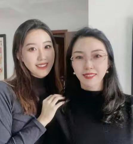 这是我跟我妈的合影，我现在25啦，我妈52了。你们瞅瞅，能一下子分出来哪个是我，