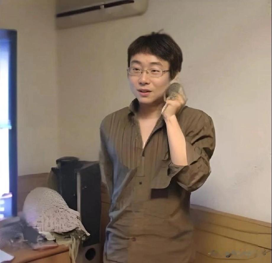 冯巩之子冯开诚今年都41岁了，却还单着，也没孩子。他1984年7月出生，原名冯诚