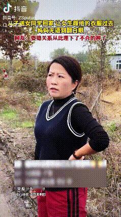 舔狗！山东，小男孩送女同学回家，路上遇到一点水，他担心女同学鞋踩脏直接把自己衣服